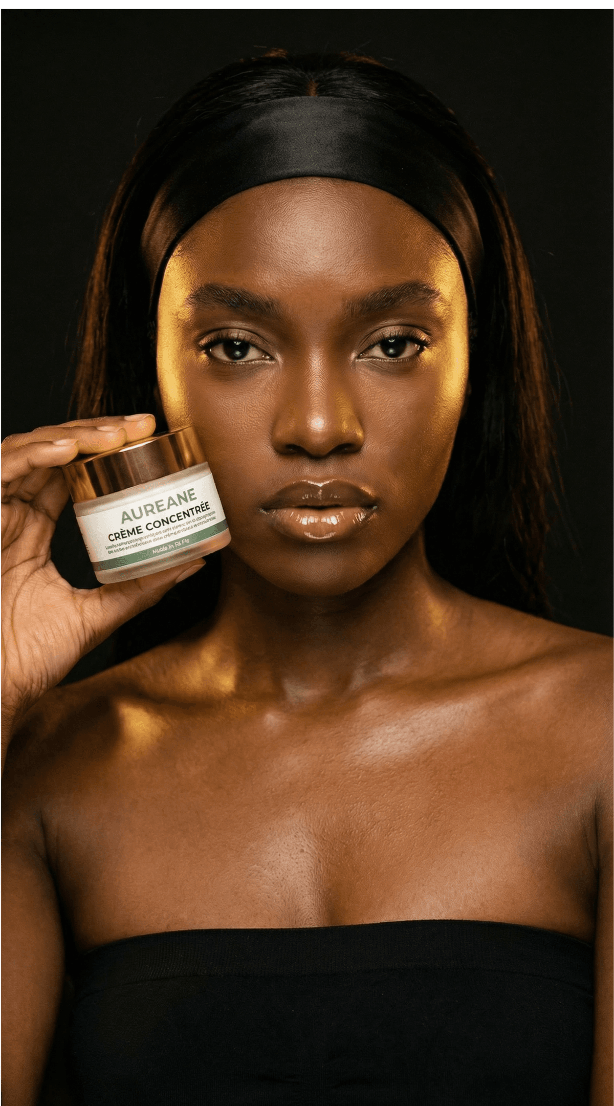 Femme à la peau noire confiante avec les bras levés et un teint lumineux
